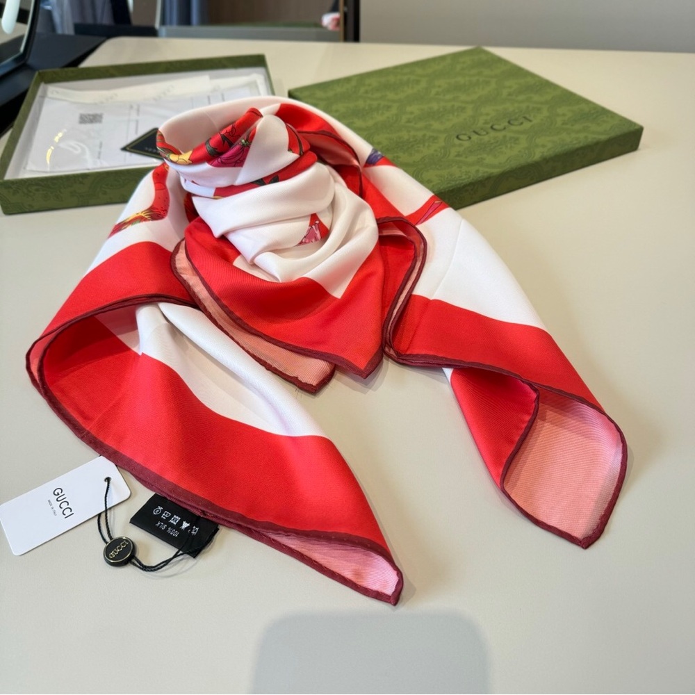 Gucci 90x90 Red Floral Interlocking G Silk Scarf NWT 🌸 - Picture 6 of 8